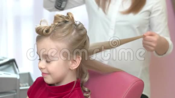 手刷头发小姑娘视频的预览图