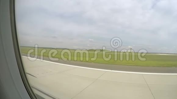 飞机起飞前在跑道上加速从机场起飞视频的预览图