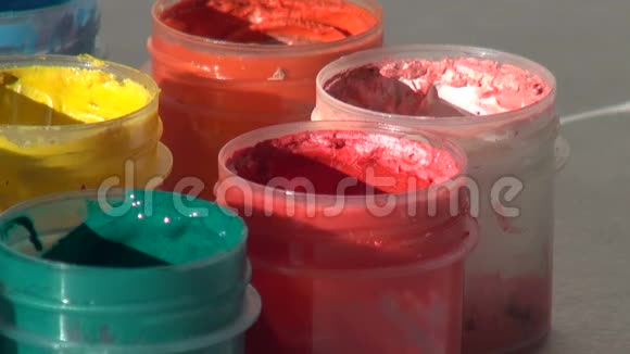 刷子浸在一罐红色丙烯酸水粉颜料中家庭作业视频的预览图