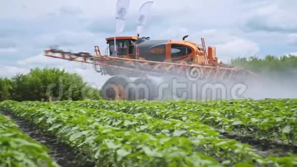 农肥农药喷洒给植物施肥农业视频的预览图