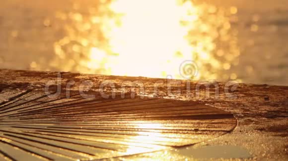 在背景海的石面上溅水海上金色夕阳视频的预览图