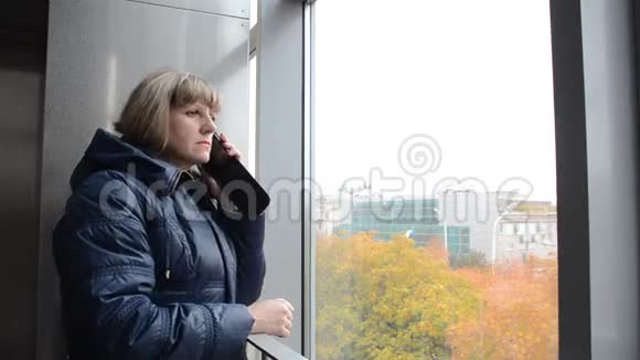 一个女人看着窗外视频的预览图