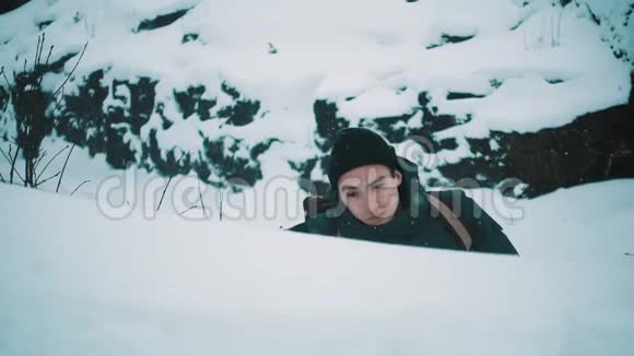 1一个正在爬山的年轻人身披积雪视频的预览图