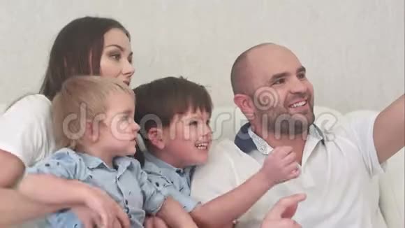 微笑的家人在客厅自拍视频的预览图