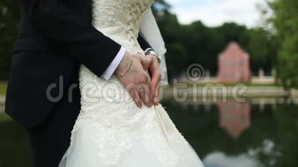 新婚夫妇拥抱新娘手里拿着一束花视频的预览图