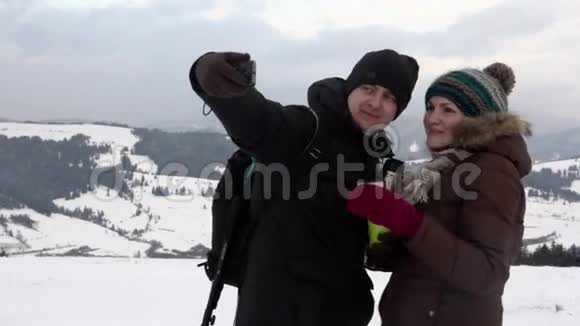 情侣在冬天自拍视频的预览图
