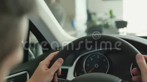 男性手握着汽车的方向盘视频的预览图