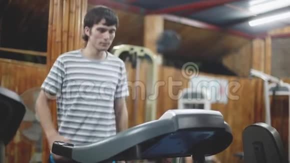 运动帅哥在运动健身房的跑步机上锻炼和跑步1920x1080视频的预览图