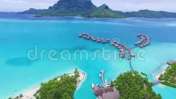 在绿松石海水中的波拉波拉法属波利尼西亚热带岛屿和平房酒店的令人惊叹的空中4k景色视频的预览图
