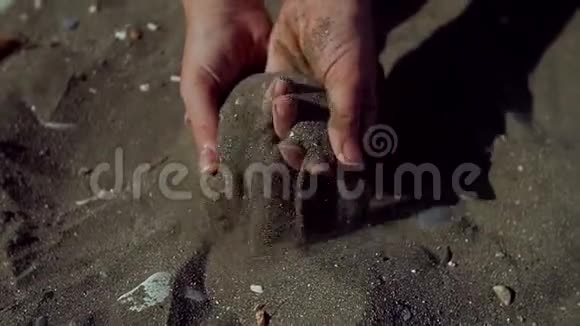 沙子穿过女人的手关门视频的预览图