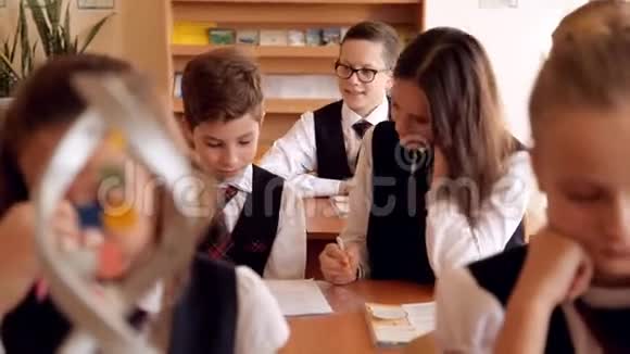 穿着校服的学童正在研究教室里dna的布局视频的预览图