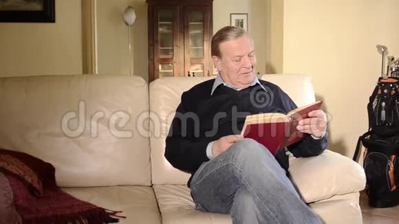 读一本书的老人视频的预览图