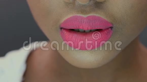 非洲女人舔着嘴唇视频的预览图