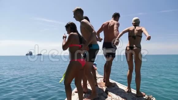 泰国海上游客中从长尾船跳水的人青年男女视频的预览图