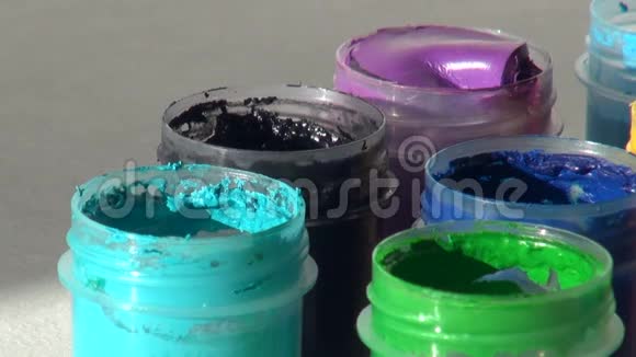 刷子浸入一罐绿松石丙烯酸泥漆中家庭视频的预览图