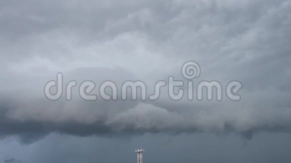 大面积的乌云和接近机场的接近雷雨前视频的预览图