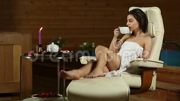 女孩在水疗沙龙放松喝茶视频的预览图