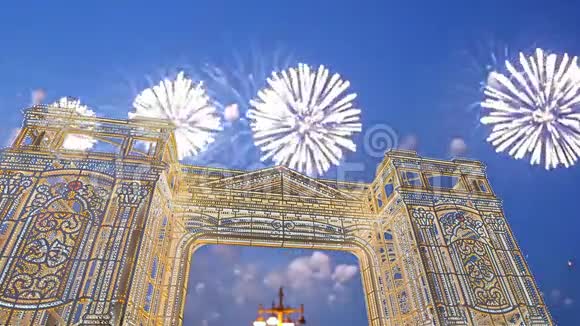 俄罗斯莫斯科圣诞之旅的圣诞照明灯门拱门装置上的烟花视频的预览图
