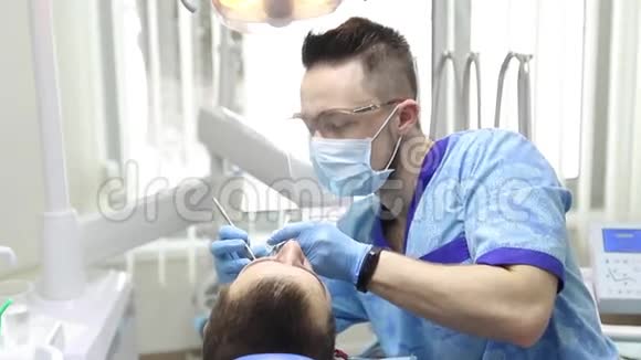 牙科医生在诊所牙齿视频的预览图