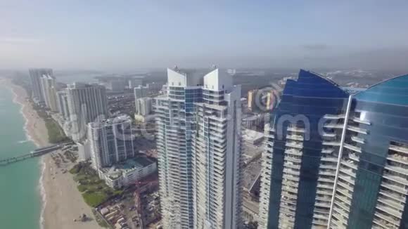 美国佛罗里达州迈阿密市中心的海滨沙滩上高高的摩天大楼夏季海景4k空中无人机全景视频的预览图