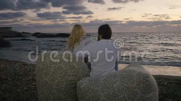 年轻人和女人在海边吵架视频的预览图