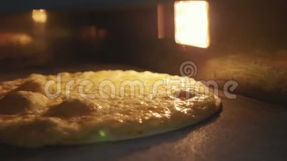 烤箱里烤披萨的特写镜头慢动作视频的预览图