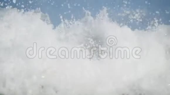年轻的帅哥在海里游泳溅起波浪慢动作1920x1080视频的预览图