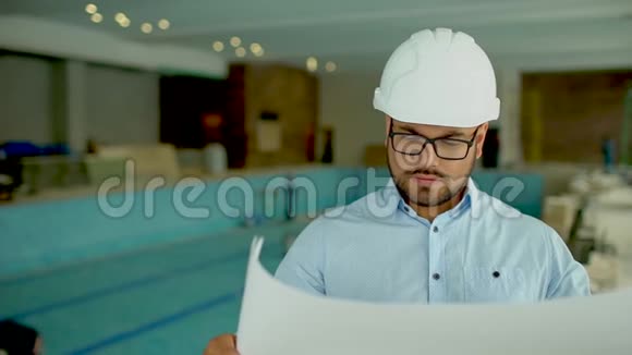 工程师在施工现场查看建筑图视频的预览图