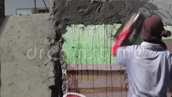 蒙面男建筑梅森墙面抹灰水泥视频的预览图