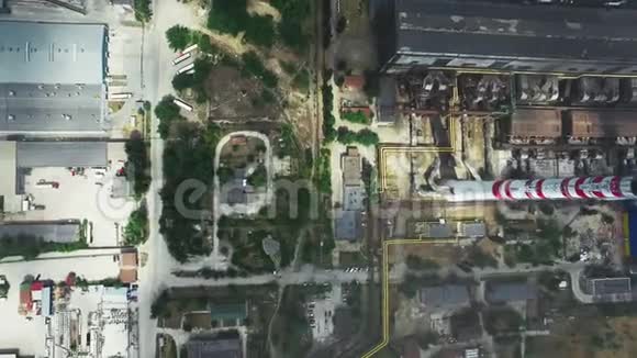 有烟囱的制造工厂发电厂的鸟瞰图视频的预览图