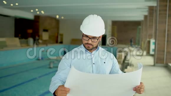 在建筑工地上工人或工程师或建筑师控制建筑的设计和建造视频的预览图