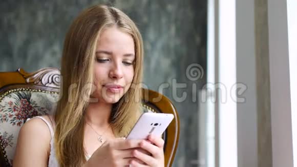 酷女孩在智能手机上打字信息视频的预览图