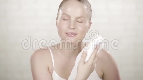 女人用毛巾洗脸视频的预览图