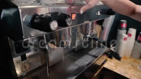 咖啡师煮两杯咖啡视频的预览图