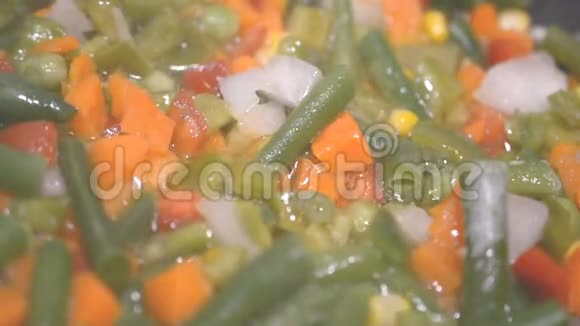 冷冻蔬菜烹饪在煎锅高清镜头慢动作视频的预览图