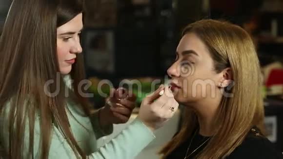 化妆师在模特唇上使用口红视频的预览图