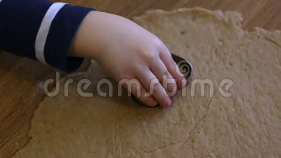 孩子做饼干烘焙视频的预览图