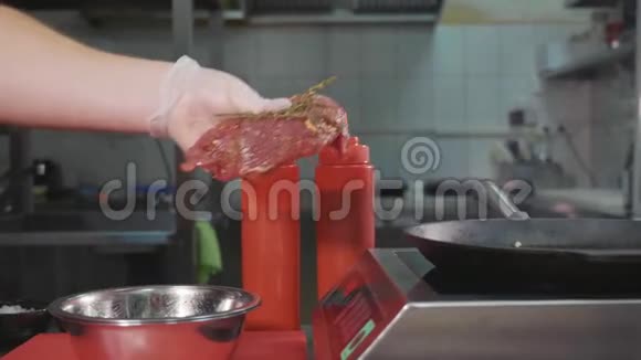 慢动作厨师把牛排放在烤盘上视频的预览图