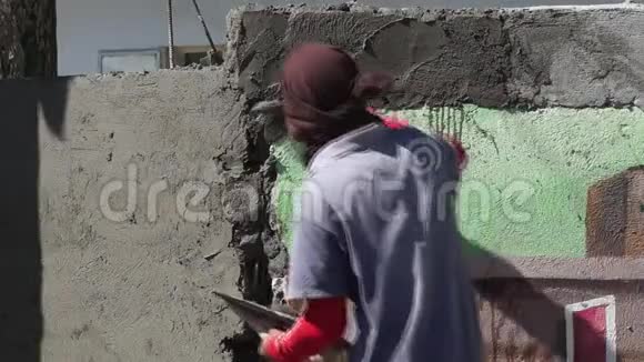 蒙面男建筑梅森墙面抹灰水泥视频的预览图