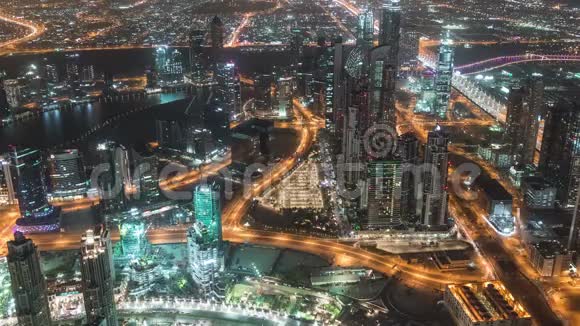 迪拜市区道路的俯视图随着夜间交通和明亮的摩天大楼而过时视频的预览图
