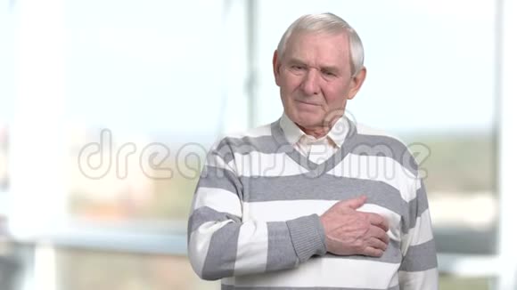 心脏病发作的老年人视频的预览图