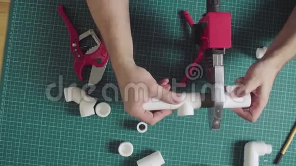 男性手焊接聚丙烯配件视频的预览图