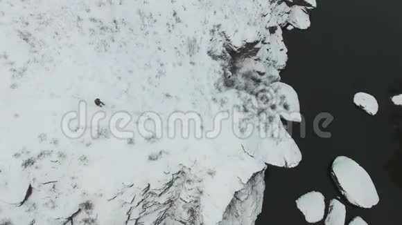 人在白色的冬季森林道路上奔跑俯视无人驾驶飞机的空中镜头希克在山间移动鼓舞人心视频的预览图