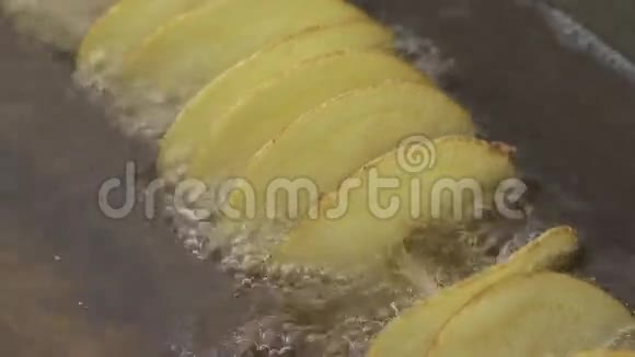 炸土豆片放入沸水中煎视频的预览图