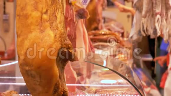 在西班牙巴塞罗那的博奎利亚市场上与悬挂火腿果酱的市场摊档视频的预览图