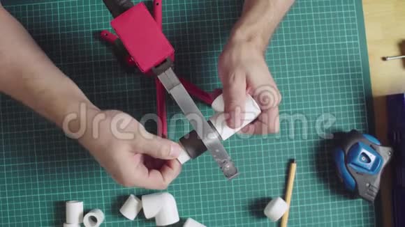 男性手焊接聚丙烯配件视频的预览图