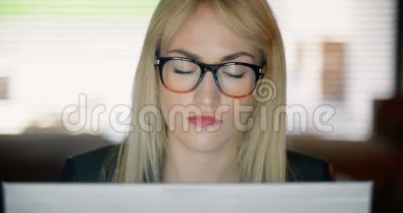 一个非常疲惫的年轻女人深夜在电脑上工作视频的预览图
