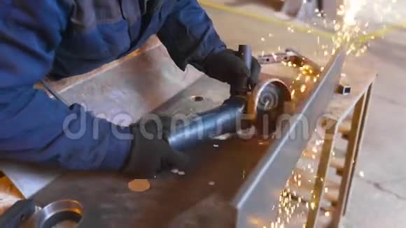 工人通过旋转切割圆盘切割金属金属切割有大量火花金属火花工人在工厂工作视频的预览图