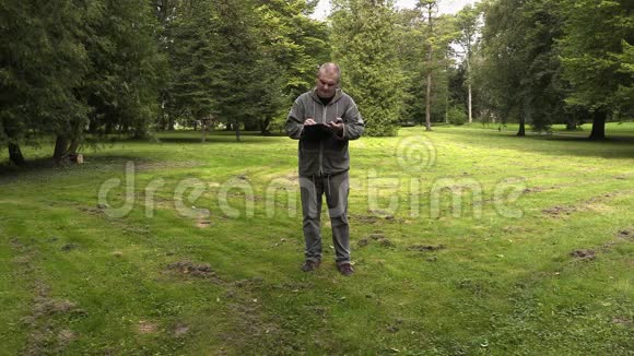 园林经理查看公园的草剪视频的预览图