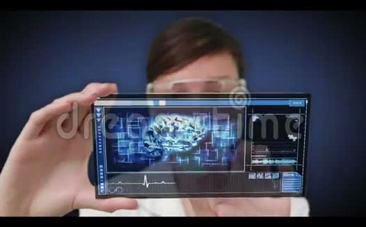 科学家浏览人体内部的视频视频的预览图